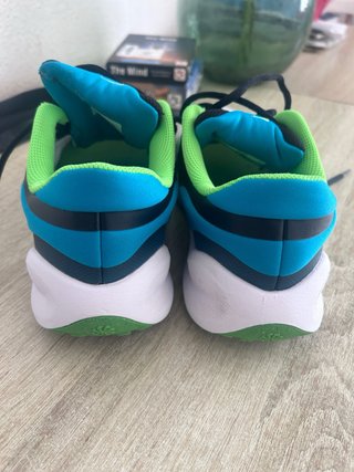Zapatillas Nike grises, verdes y azul