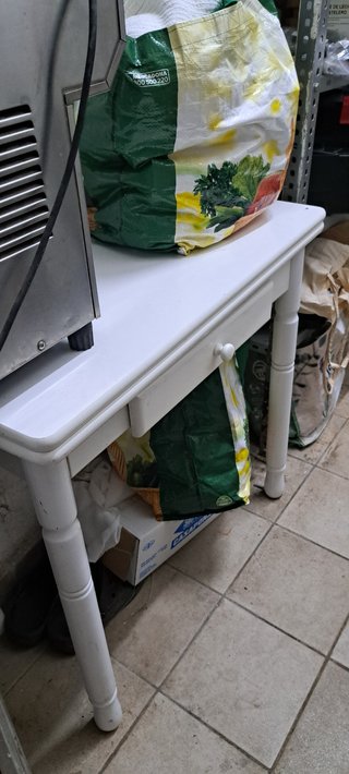 Mesa auxiliar blanca con cajón. Buenas condiciones