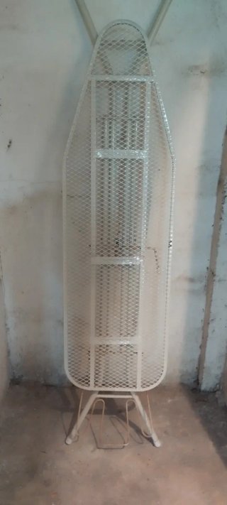 Tabla de planchar metálica, poco uso y sin funda.