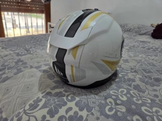 Casco MT Helmets blanco y dorado