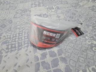 Casco MT Helmets blanco y dorado