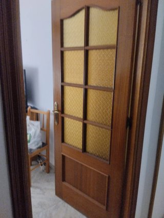 Puerta madera barniz oscuro con cristal.no envíos