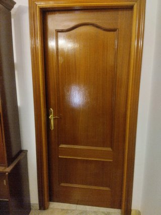 Puerta madera barniz oscuro con cristal.no envíos