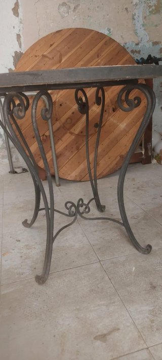Mesa de jardín con mosaico de lagarto