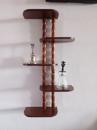 Set Mensola in legno marrone piu campanelle.