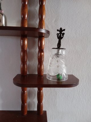 Set Mensola in legno marrone piu campanelle.