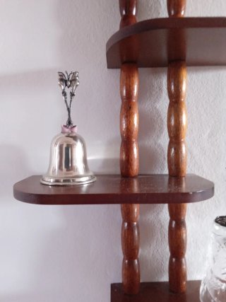 Set Mensola in legno marrone piu campanelle.