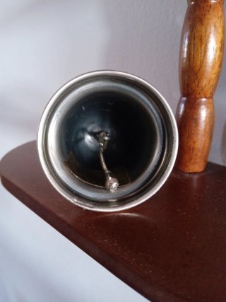 Set Mensola in legno marrone piu campanelle.