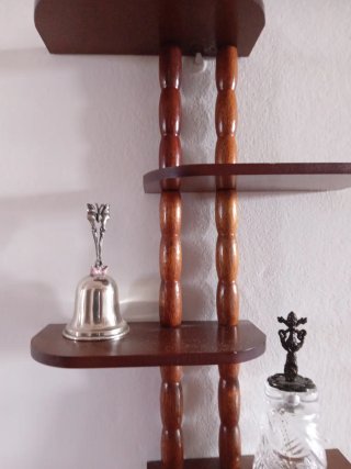 Set Mensola in legno marrone piu campanelle.