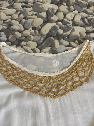 Vestido blanco bordado oro y crochet