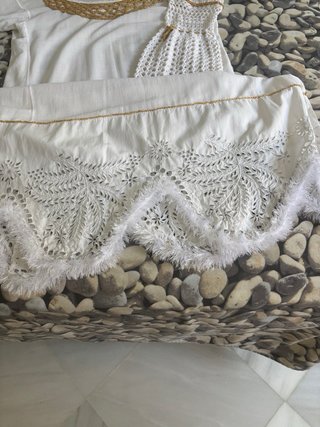 Vestido blanco bordado oro y crochet