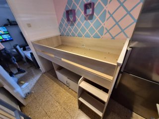 Cama baja de madera Ikea