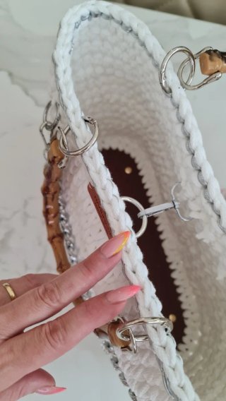 Borsa uncinetto bianca con catena argento
