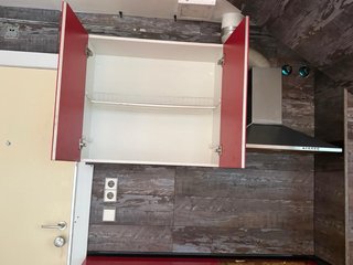 Muebles de cocina rojos y blancos