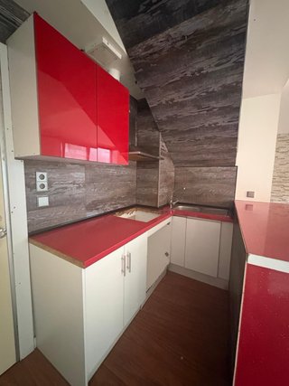 Muebles de cocina rojos y blancos