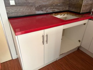 Muebles de cocina rojos y blancos
