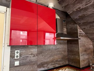 Muebles de cocina rojos y blancos