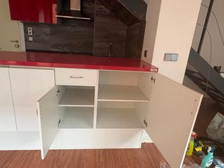 Muebles de cocina rojos y blancos