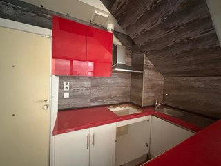 Muebles de cocina rojos y blancos