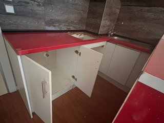 Muebles de cocina rojos y blancos