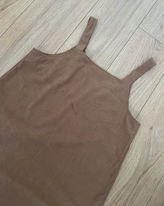 Vestido marrón de tirantes