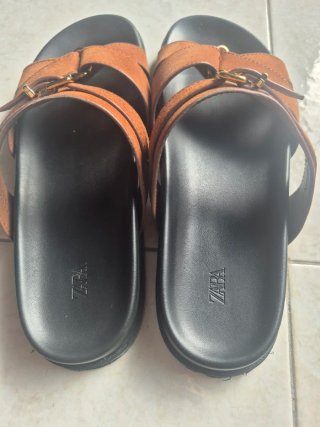 Sandalias Zara Marrones con Hebillas Doradas