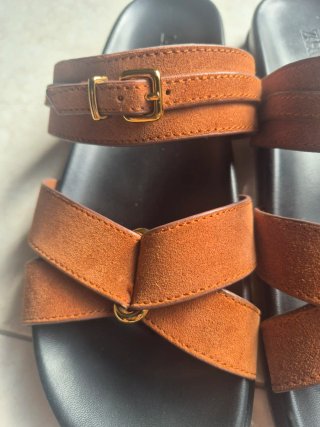 Sandalias Zara Marrones con Hebillas Doradas
