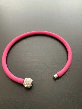 Bracciale rosa con dettaglio strass