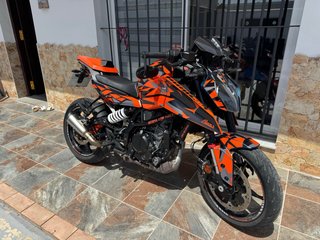 KTM Duke 125 2025 Naranja y Negra