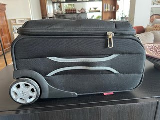 Maleta de cabina trolley negra con ruedas