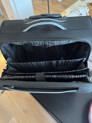 Maleta de cabina trolley negra con ruedas