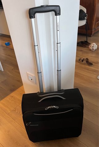 Maleta de cabina trolley negra con ruedas