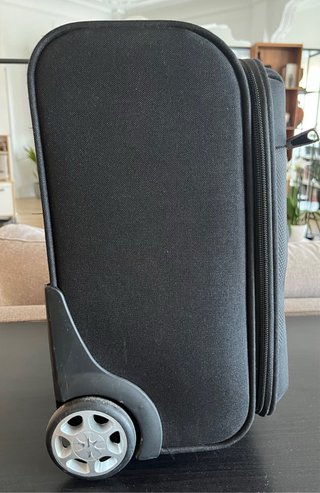 Maleta de cabina trolley negra con ruedas