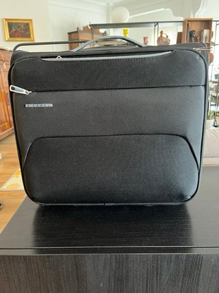 Maleta de cabina trolley negra con ruedas