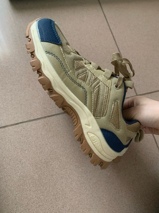 Zapatillas de montaña beige y azul