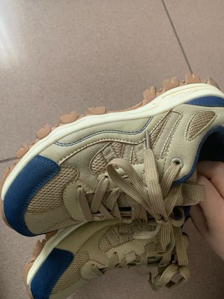 Zapatillas de montaña beige y azul