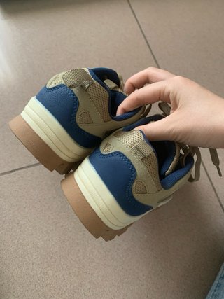 Zapatillas de montaña beige y azul