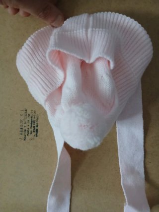 Gorro de bebé rosa con pompón y lazos