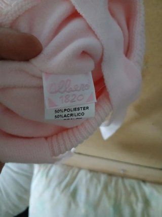 Gorro de bebé rosa con pompón y lazos