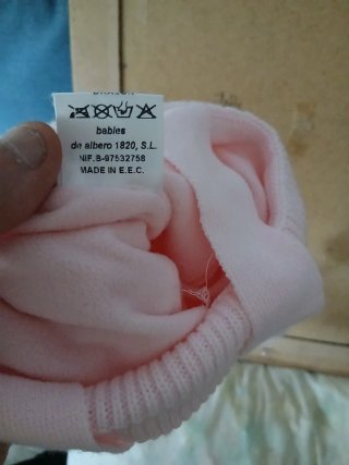 Gorro de bebé rosa con pompón y lazos