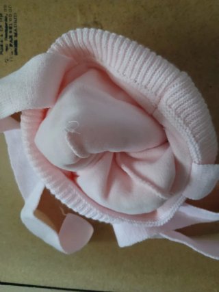 Gorro de bebé rosa con pompón y lazos