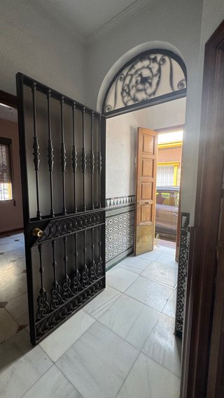 Puerta de hierro forjado con arco