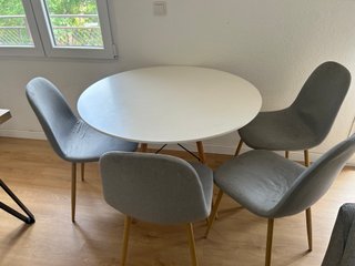 Mesa redonda con 4 sillas grises