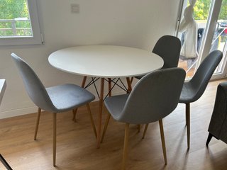Mesa redonda con 4 sillas grises