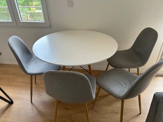 Mesa redonda con 4 sillas grises