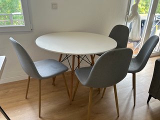 Mesa redonda con 4 sillas grises