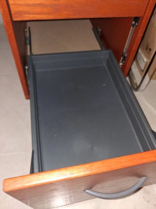 Cajonera de madera marrón