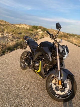 Zontes Z2 Naked Negra y Amarilla