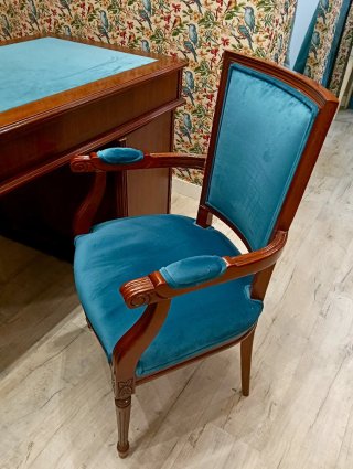 Conjunto de mobiliario clásico en madera