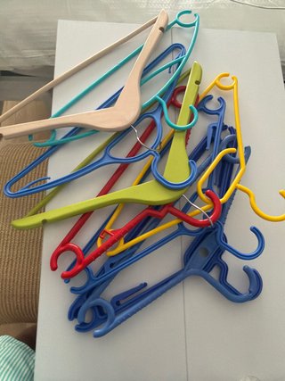 Lote de Perchas Plástico y Madera
